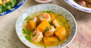 Canh bí đỏ nấu tôm