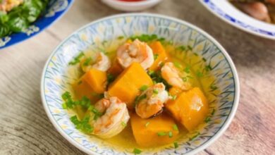 Canh bí đỏ nấu tôm