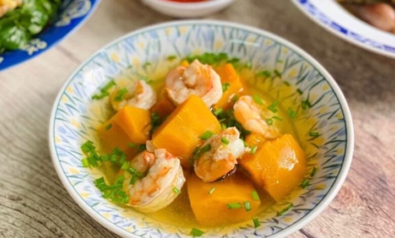 Canh bí đỏ nấu tôm