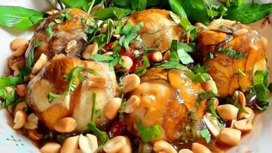 Hột vịt lộn xào me