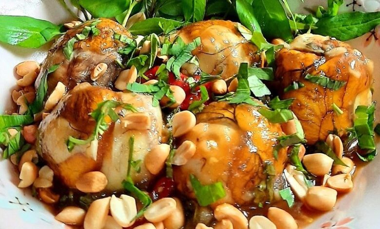 Hột vịt lộn xào me